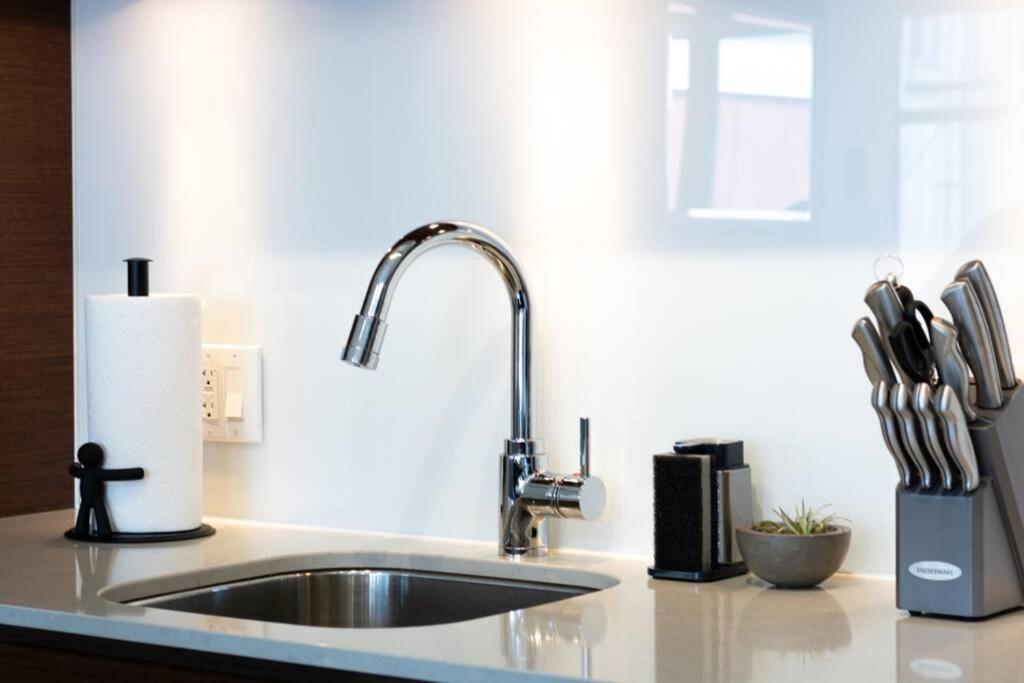 Clean 3Rd Floor Executive 1 Bedroom Apt In Old Town China Town วิกตอเรีย ภายนอก รูปภาพ