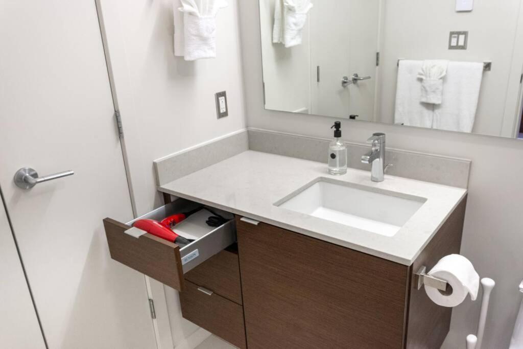 Clean 3Rd Floor Executive 1 Bedroom Apt In Old Town China Town วิกตอเรีย ภายนอก รูปภาพ